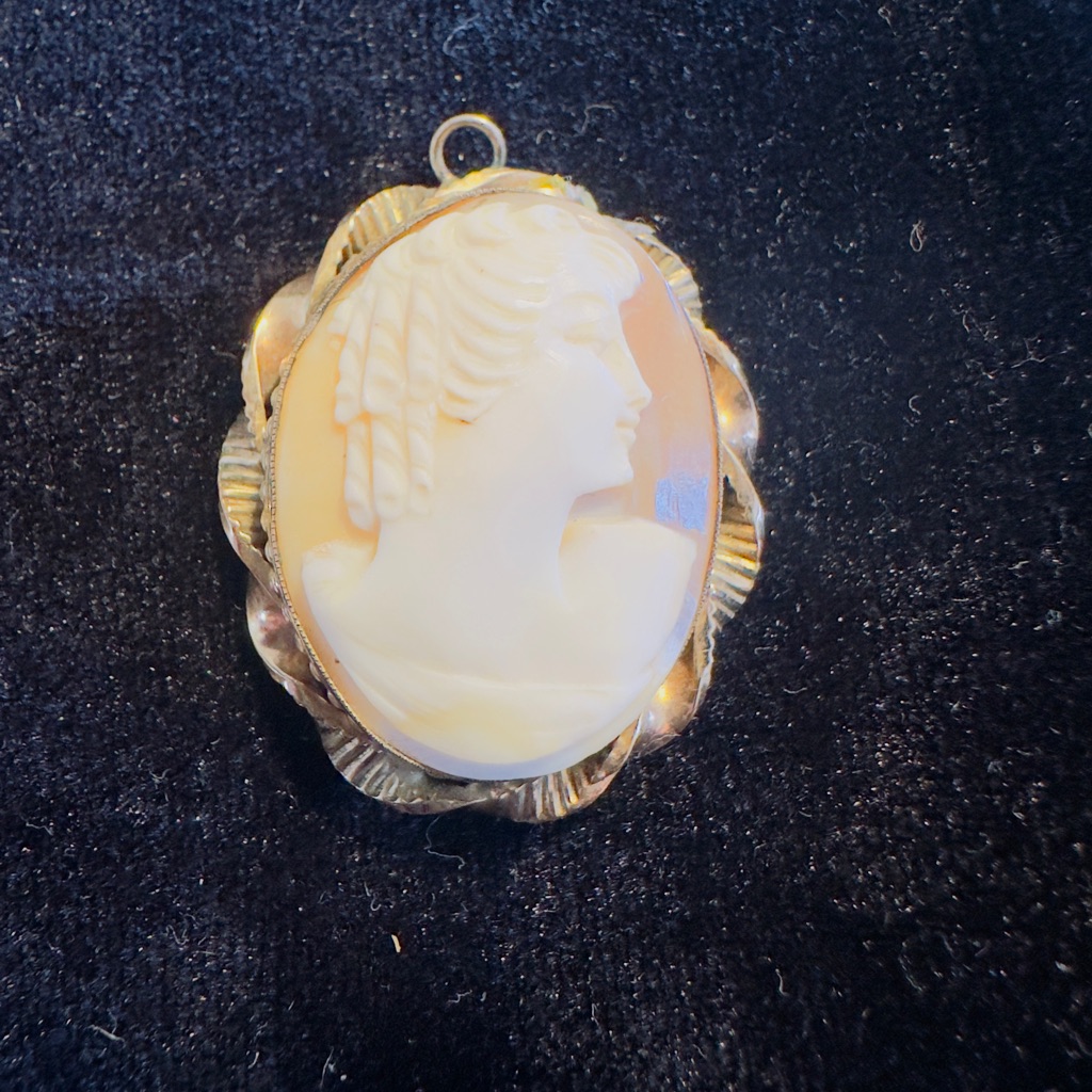 Vintage Cameo Pendant 10k Vanco 1/20 Filled Gold Hand Carved Twisted Edge